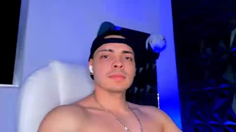 Snapshot of maxwell_dupont chatting on 21, 12, 2025 MAX online show from 21, 12, 2025