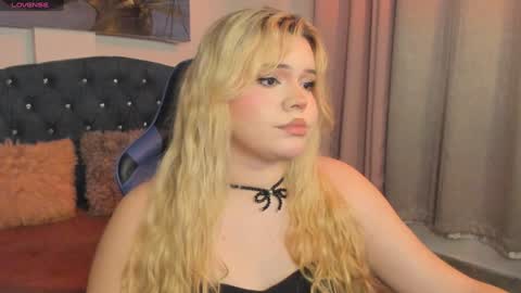 Snapshot of maxxxine_ chatting on 5, 2, 2025 Maxine Minx online show from 5, 2, 2025