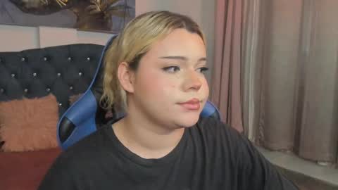 Snapshot of maxxxine_ chatting on 25, 2, 2025 Maxine Minx online show from 25, 2, 2025