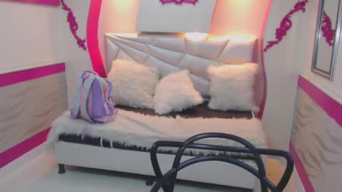 Snapshot of mayaa_ross chatting on 20, 12, 2024 Maya online show from 20, 12, 2024