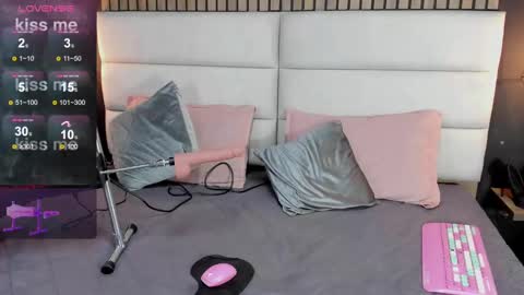 Nicolle Ruselle   Hello my lovely  schedule for great fun from  630 am and end 800 pm Colombian time I wait for you online show from 15, 1, 2025