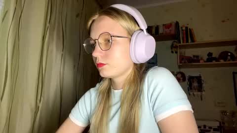 Snapshot of maybelleensminger chatting on 27, 9, 2025 Lola online show from 27, 9, 2025