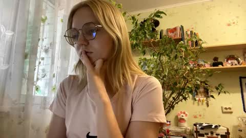 Snapshot of maybelleensminger chatting on 10, 10, 2025 Lola online show from 10, 10, 2025