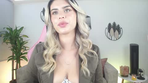 Snapshot of mayli_xx chatting on 28, 1, 2025 ALIS online show from 28, 1, 2025