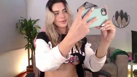 Snapshot of mayli_xx chatting on 11, 2, 2025 ALIS online show from 11, 2, 2025