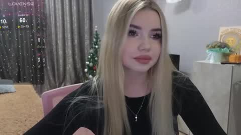 Snapshot of maymallorie chatting on 12, 12, 2024 may online show from 12, 12, 2024