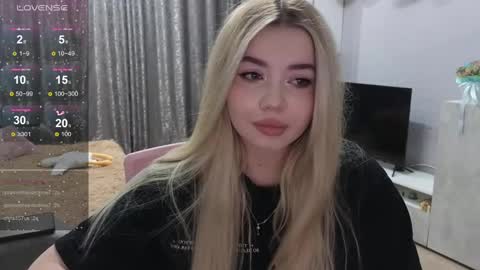 Snapshot of maymallorie chatting on 17, 12, 2024 may online show from 17, 12, 2024