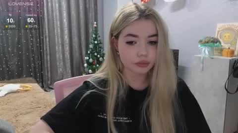 Snapshot of maymallorie chatting on 17, 12, 2024 may online show from 17, 12, 2024