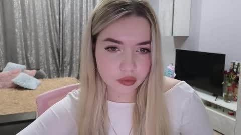 Snapshot of maymallorie chatting on 18, 1, 2025 may online show from 18, 1, 2025