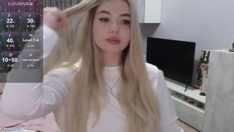 Snapshot of maymallorie chatting on 2, 2, 2025 may online show from 2, 2, 2025