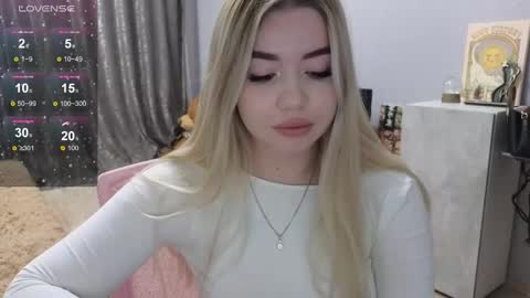 Snapshot of maymallorie chatting on 27, 2, 2025 may online show from 27, 2, 2025