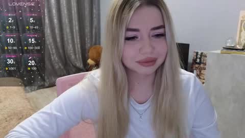 Snapshot of maymallorie chatting on 3, 3, 2025 may online show from 3, 3, 2025