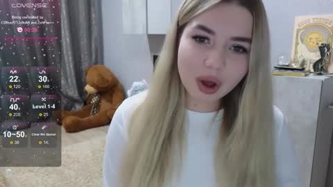 Snapshot of maymallorie chatting on 3, 3, 2025 may online show from 3, 3, 2025