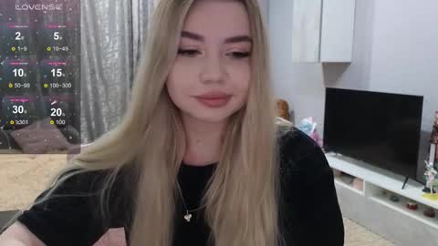 Snapshot of maymallorie chatting on 8, 3, 2025 may online show from 8, 3, 2025