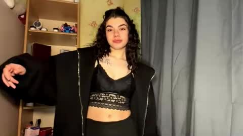 Snapshot of maziebathrick chatting on 20, 12, 2025 Adel online show from 20, 12, 2025