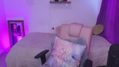                 Laura                 online show from 22, 9, 2025