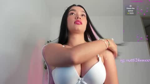Snapshot of megan_sweet24 chatting on 17, 11, 2025 megan sweet online show from 17, 11, 2025
