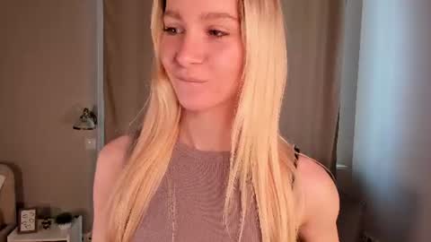 Snapshot of meganhenns chatting on 28, 6, 2026 Elly online show from 28, 6, 2026
