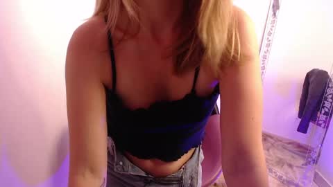 Snapshot of meganlk chatting on 7, 6, 2026 MEGAN online show from 7, 6, 2026