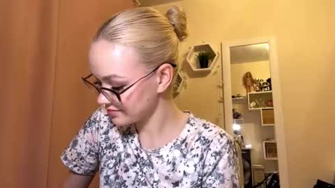 Snapshot of megganskurski chatting on 27, 3, 2026 Mia online show from 27, 3, 2026