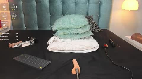 Snapshot of melanierioss_ chatting on 12, 1, 2025        online show from 12, 1, 2025