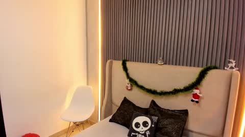 Snapshot of melanieroah1 chatting on 22, 12, 2025 MelanieRoah online show from 22, 12, 2025