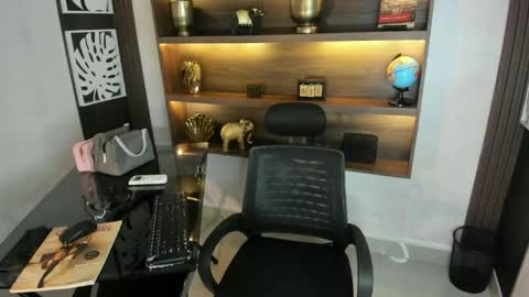 Snapshot of melanieroux chatting on 10, 4, 2026 Melanie Roux online show from 10, 4, 2026