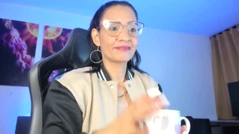 melannia_hills online show from 16, 1, 2025