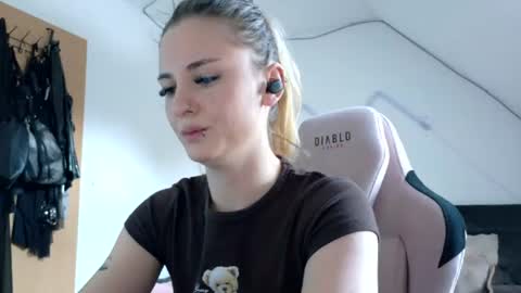 Snapshot of melly4you chatting on 6, 8, 2026 melly4you online show from 6, 8, 2026