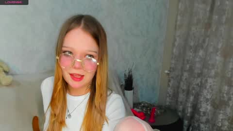 MelMooon online show from 3, 2, 2025