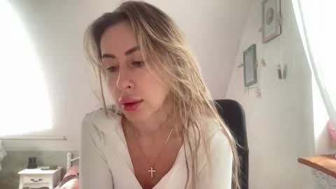 Snapshot of melodie_sweet chatting on 2, 10, 2025 Melodie online show from 2, 10, 2025