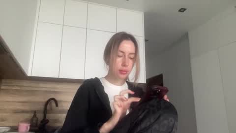 Snapshot of melodie_sweet chatting on 11, 10, 2025 Melodie online show from 11, 10, 2025