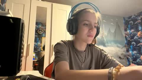 Snapshot of melonygriffen chatting on 15, 10, 2025 Hi Im Aria 18 years old online show from 15, 10, 2025