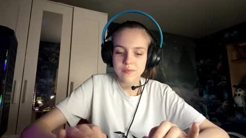 Snapshot of melonygriffen chatting on 24, 10, 2025 Hi Im Aria 18 years old online show from 24, 10, 2025