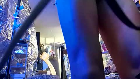 gurlnips online show from 18, 12, 2025