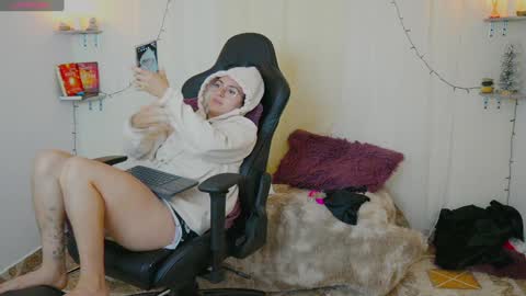 Snapshot of merida_bell18 chatting on 4, 12, 2024 Merida Bell online show from 4, 12, 2024