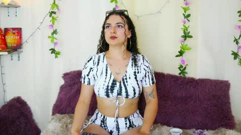 Snapshot of merida_bell18 chatting on 28, 2, 2025 Merida Bell online show from 28, 2, 2025