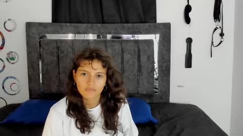 Mia and Kenai online show from 17, 12, 2025