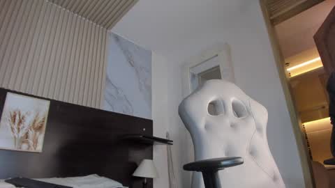 Mia online show from 4, 2, 2025