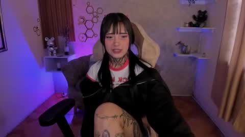 Snapshot of mia_cat05 chatting on 14, 11, 2025 Mia online show from 14, 11, 2025