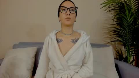 Sarah Luna online show from 10, 5, 2026