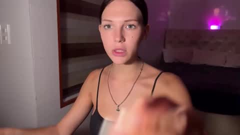 Snapshot of mia_floo chatting on 8, 11, 2025 mia_floo online show from 8, 11, 2025