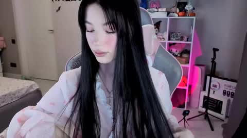 MIA HELP ME REACH 100 LIKES online show from 17, 11, 2025