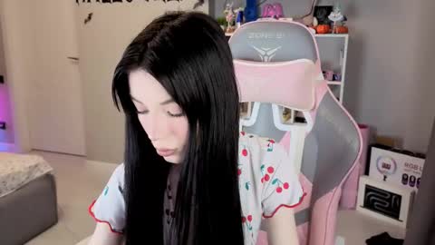 MIA HELP ME REACH 100 LIKES online show from 18, 11, 2025