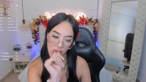 Snapshot of mia_jonnees chatting on 29, 12, 2024 online show from 29, 12, 2024