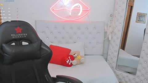 Snapshot of mia_jonnees chatting on 15, 1, 2025 online show from 15, 1, 2025