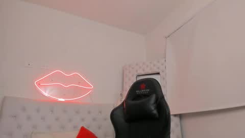 Snapshot of mia_jonnees chatting on 17, 1, 2025 online show from 17, 1, 2025