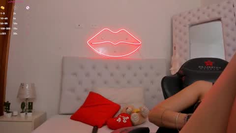 Snapshot of mia_jonnees chatting on 28, 1, 2025 online show from 28, 1, 2025