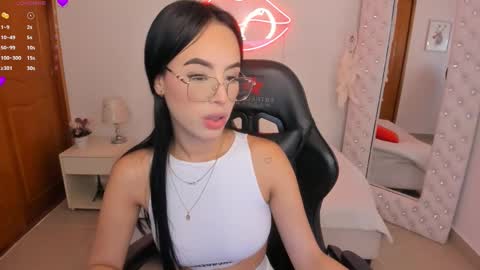 Snapshot of mia_jonnees chatting on 5, 3, 2025 online show from 5, 3, 2025