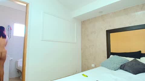 MIALOPEZ      .     Y      .      online show from 20, 2, 2025